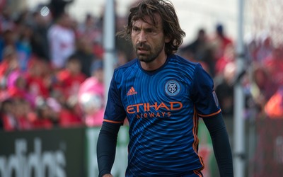 完美电竞动态-佩德里庆祝时指天致敬